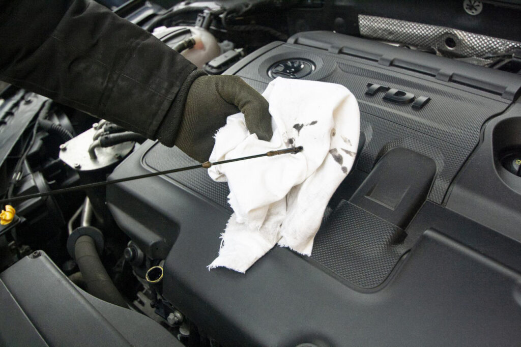 Consejos para limpiar correctamente el motor del coche - QUADIS